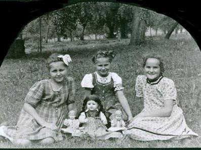 Zwei Wienerkinder mit ihrer Freundin aus Hörbranz (rechts) im Jahre 1951.